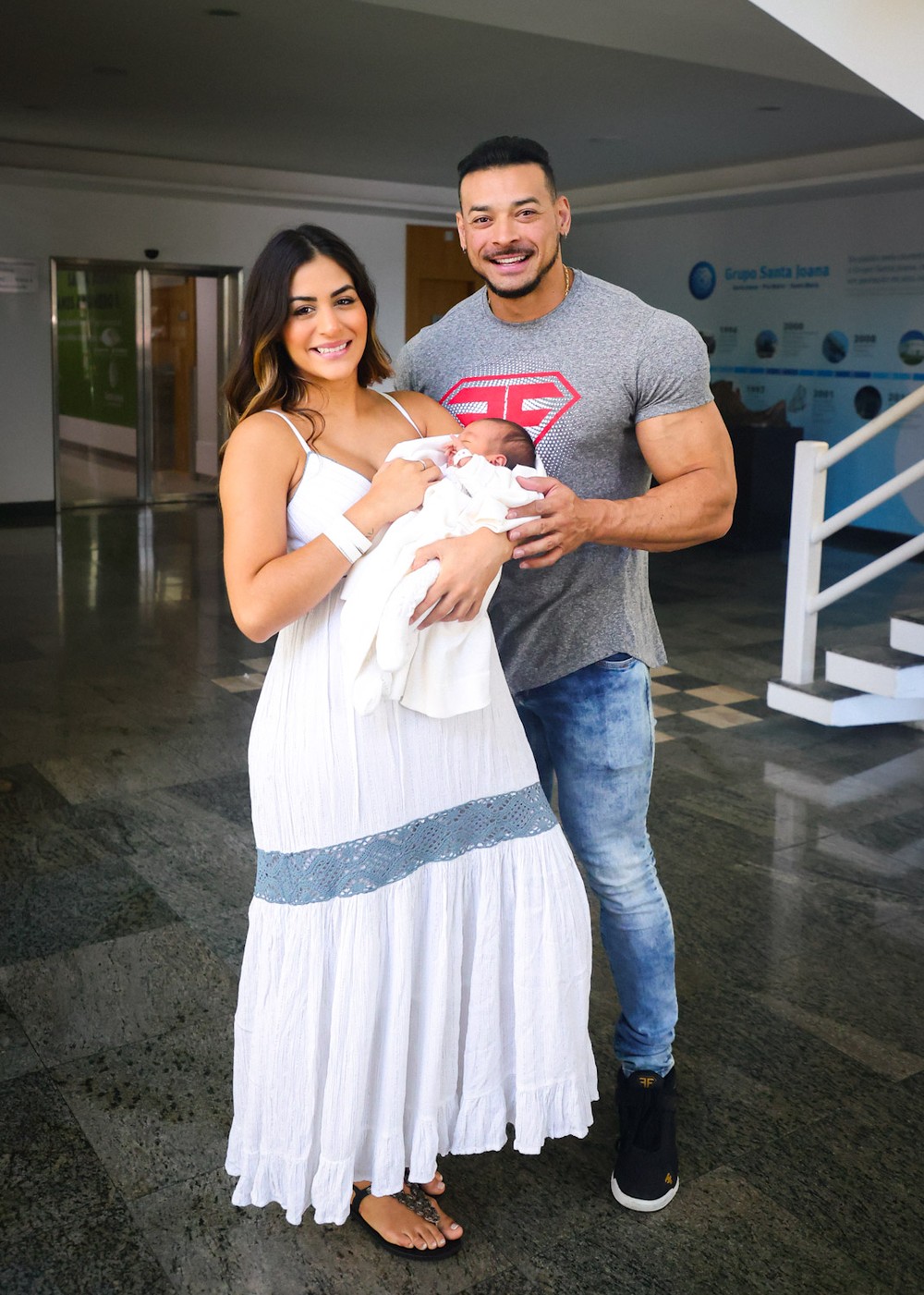 Felipe Franco e Inaê Barros deixam a maternidade com Vitor nos braços