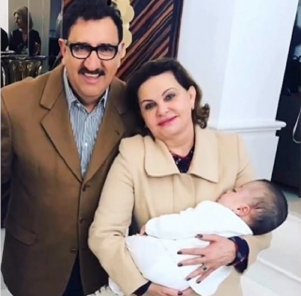 Ratinho e a mulher, Solange, com o neto Noah ainda bebê — Foto: Reprodução/Instagram