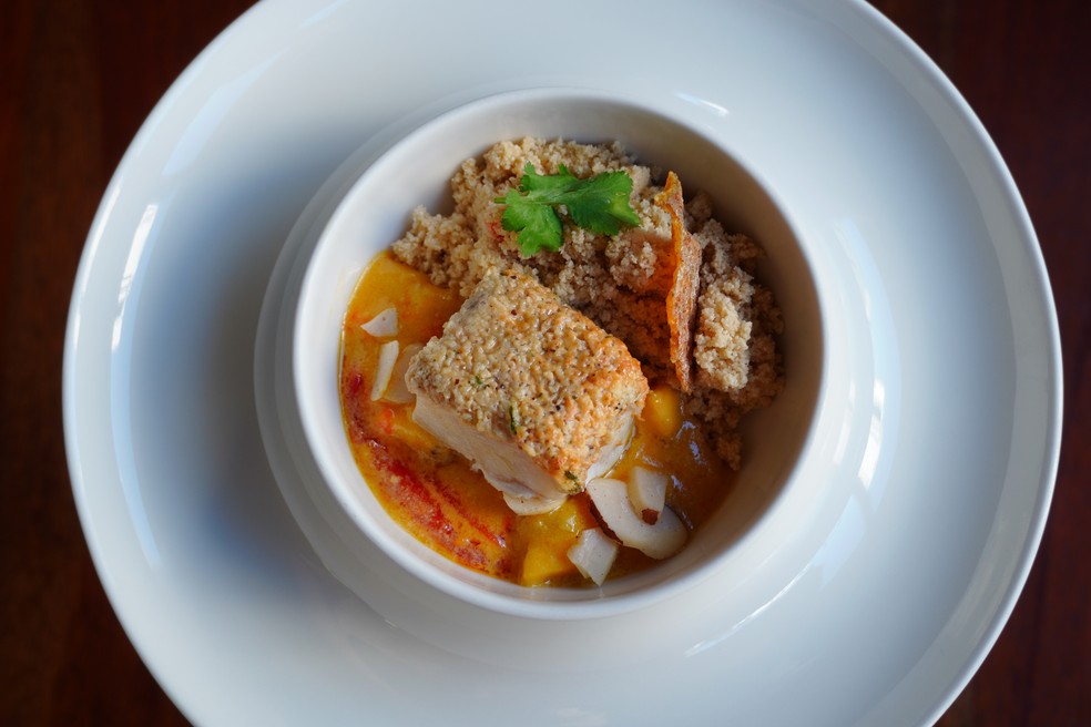 Peixe do dia na moqueca de banana da terra — Foto: Luisa Fogaça Moraes Barros