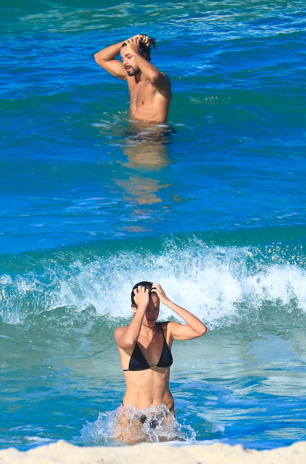 Agatha Moreira e Rodrigo Simas se refrescam em praia carioca &mdash; Foto: Fabr&iacute;cio Pioyani/AgNews