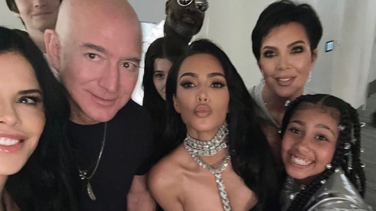 Com look prateado, Kim Kardashian curte show de Beyoncé com a família e Jeff Bezos