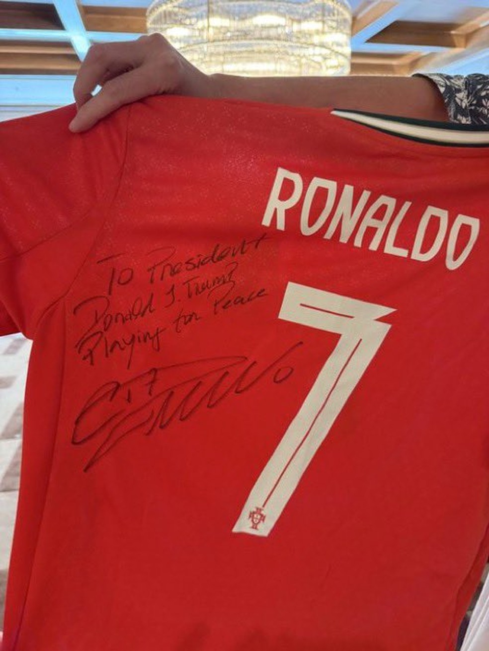 Donald Trump ganha camisa de Cristiano Ronaldo — Foto: Reprodução | X