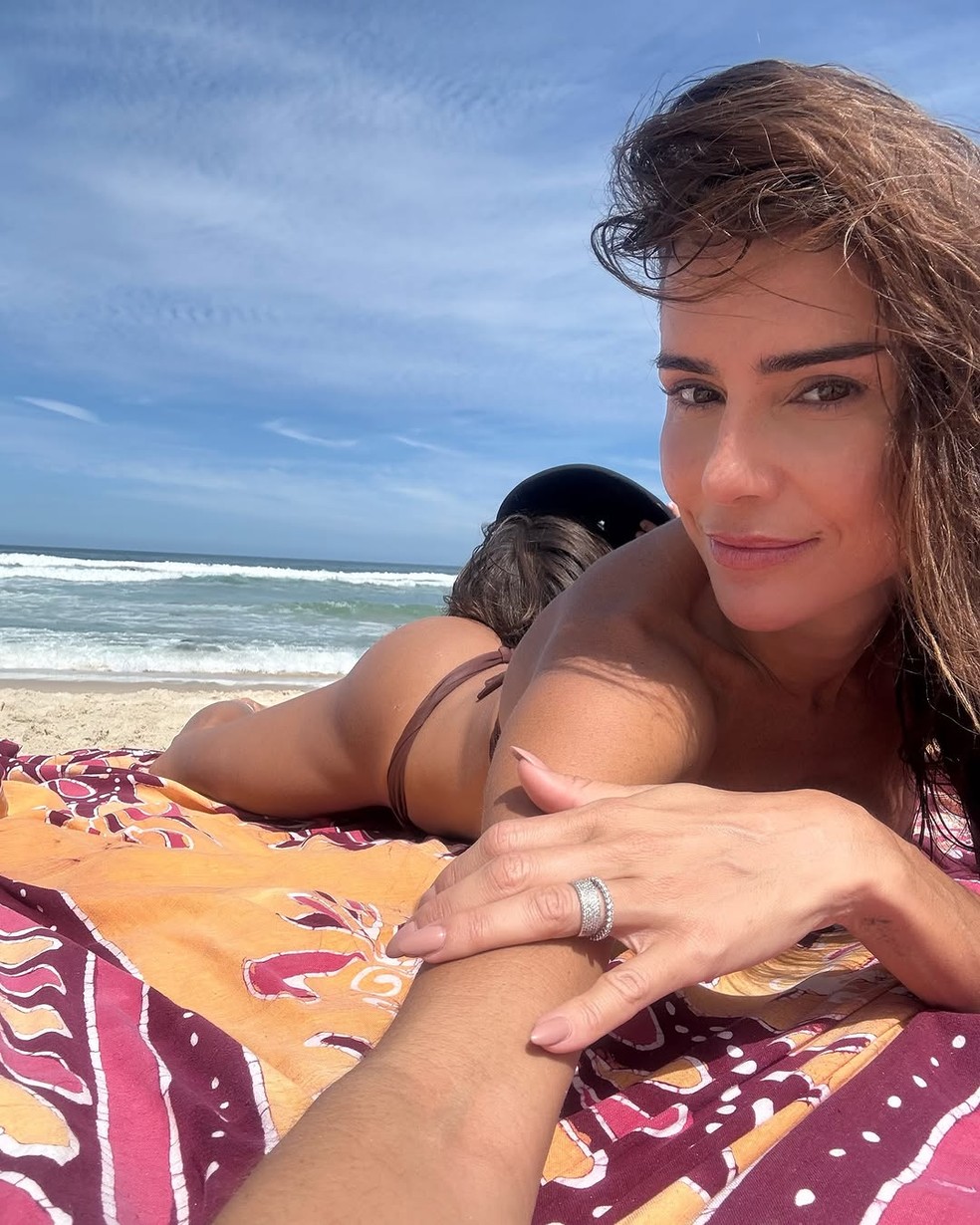 Deborah Secco curte domingo na praia com a filha — Foto: Reprodução/Instagram