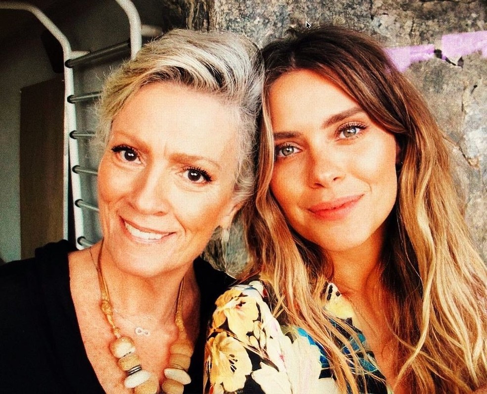 Carolina Dieckmann e sua mãe, Maíra Dieckmann — Foto: Reprodução Instagram