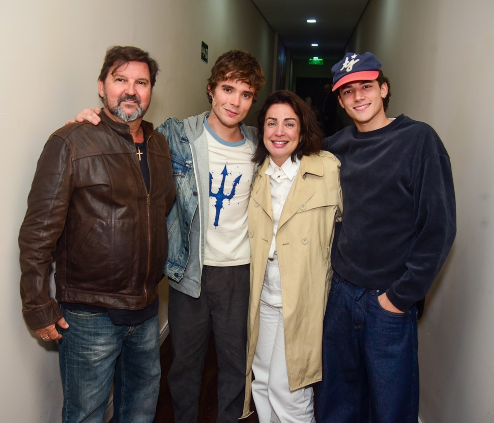 João Lucas com os pais, Eli Figueiredo e Lú Figueiredo, e o irmão, Daniel Figueiredo — Foto: Eduardo Martins/BrazilNews
