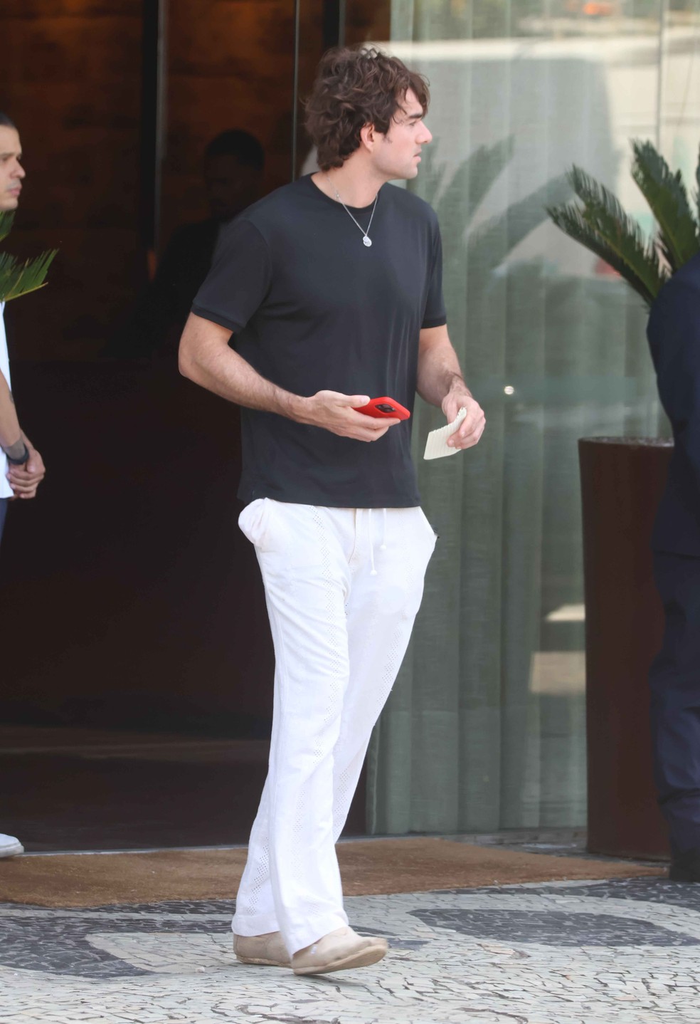 Conor Kennedy é fotografado ao sair de hotel — Foto: Daniel Delmiro/AgNews