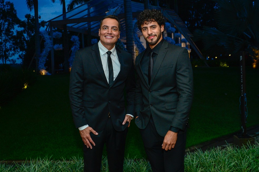 Leo Dias faz aparição raríssima com o namorado em casamento de ...