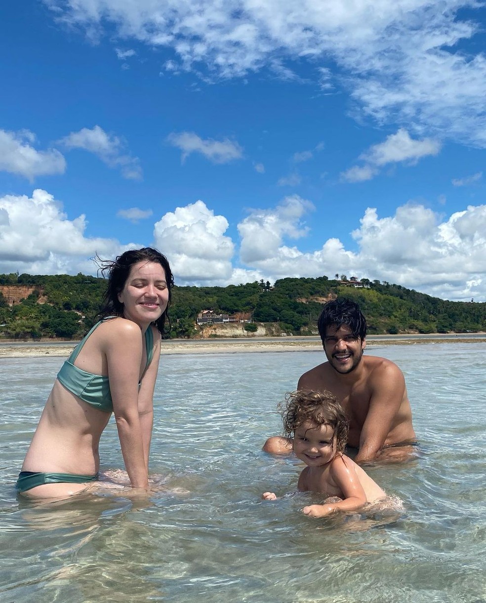 Nathalia Dill com o marido, Pedro Curvello, e a filha deles, Eva — Foto: Reprodução/Instagram