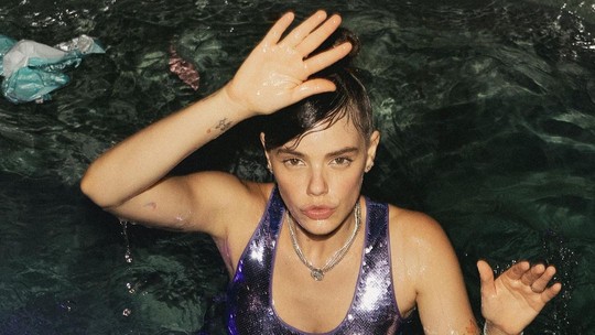 De vestido luxuoso e joias, Laura Neiva se joga na piscina após festa de 30 anos