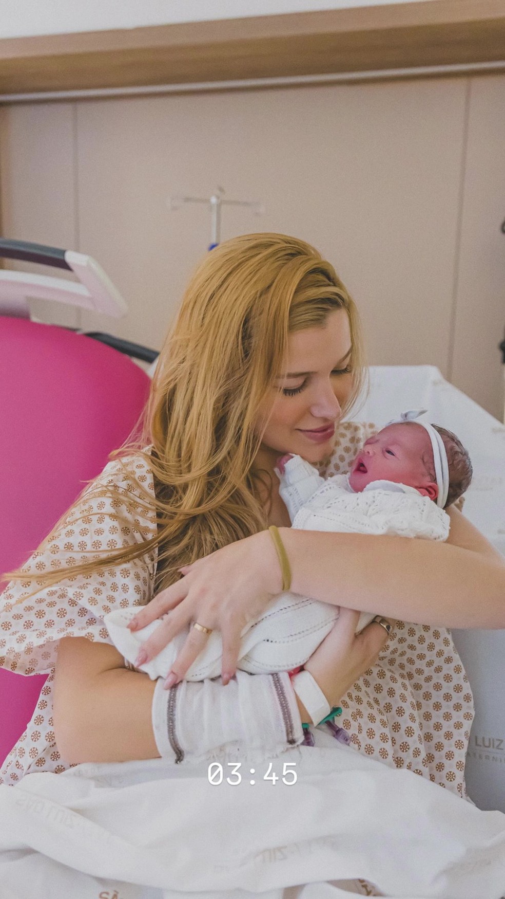 Luigi Cesar posta diário de parto de Luiza, sua filha com Júlia Vieira — Foto: Reprodução/Instagram