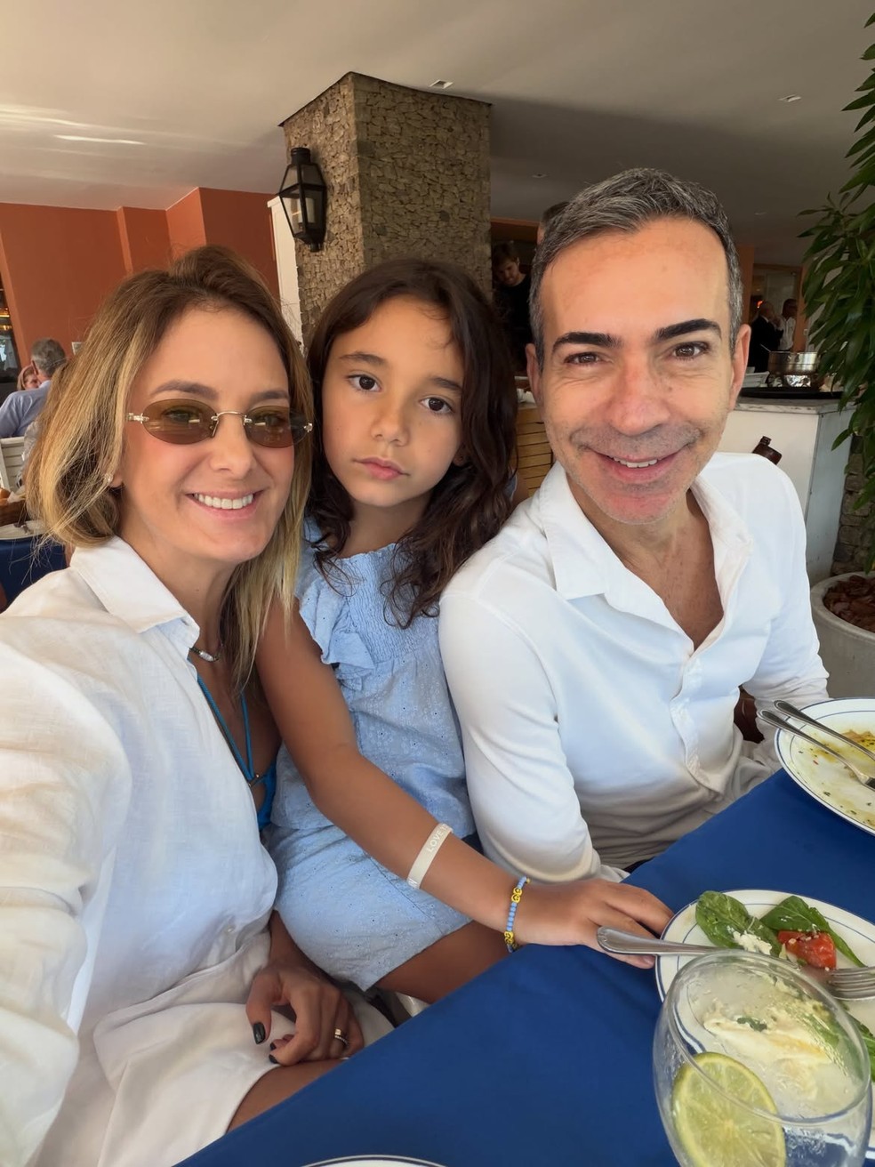 Ticiane Pinjeiro e César Tralli com a filha, Manuella — Foto: Reprodução/Instagram