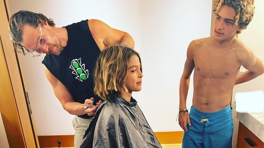 Matthew McConaughey aparece cortando cabelos dos filhos e fãs fazem piada