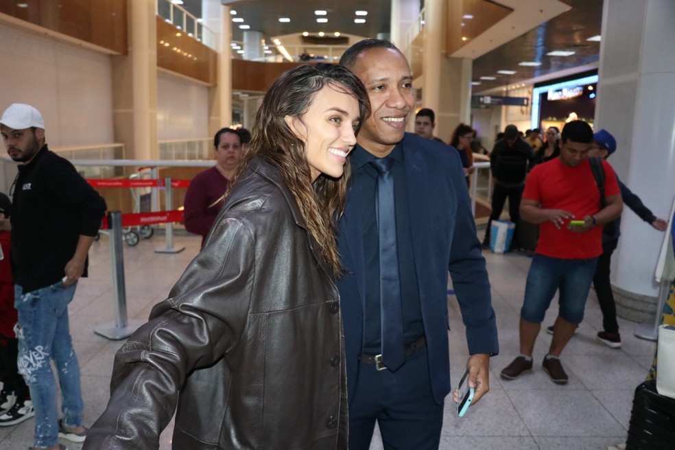 Rafa Kalimann atende fãs em aeroporto no Rio — Foto: Rogério Fidalgo/AgNews