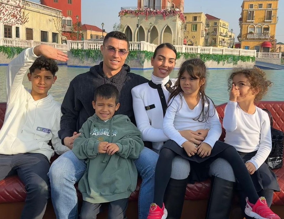 Cristiano Ronaldo com os filhos e Georgina Rodriguez — Foto: Instagram