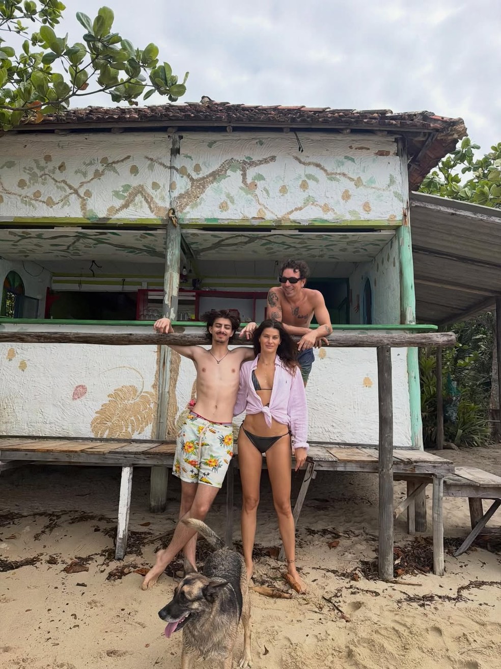 Di Ferrero abriu álbum de dia de praia com Isabeli Fontana e o enteado — Foto: Reprodução/Instagram