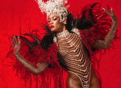 Nicole Bahls aposta em look Barbie core para domingo de Carnaval na Sapucaí