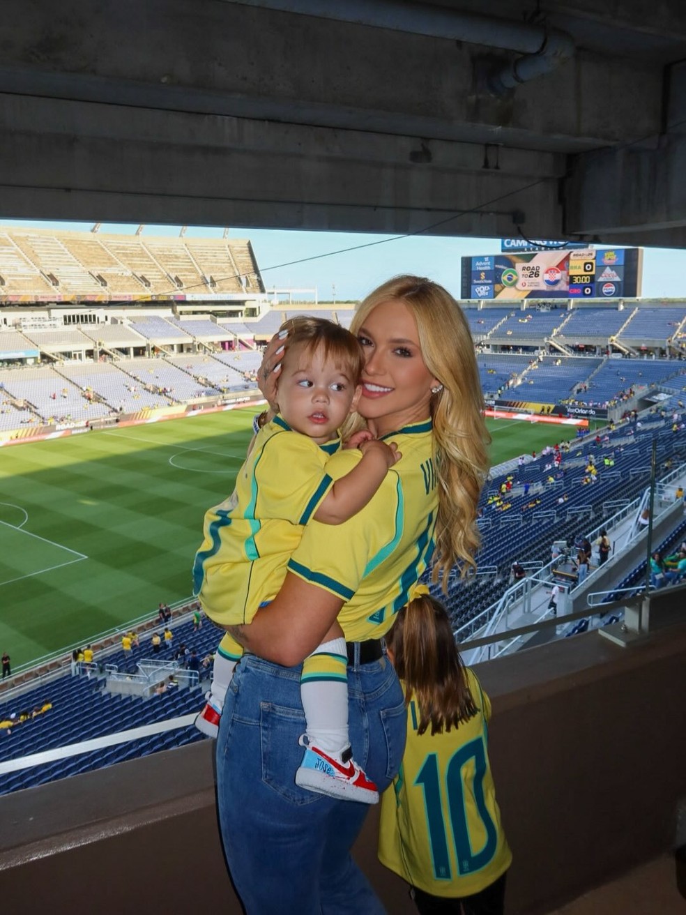 Virginia Fonseca leva os filhos pela 1ª vez ao jogo do Brasil — Foto: Reprodução/Instagram