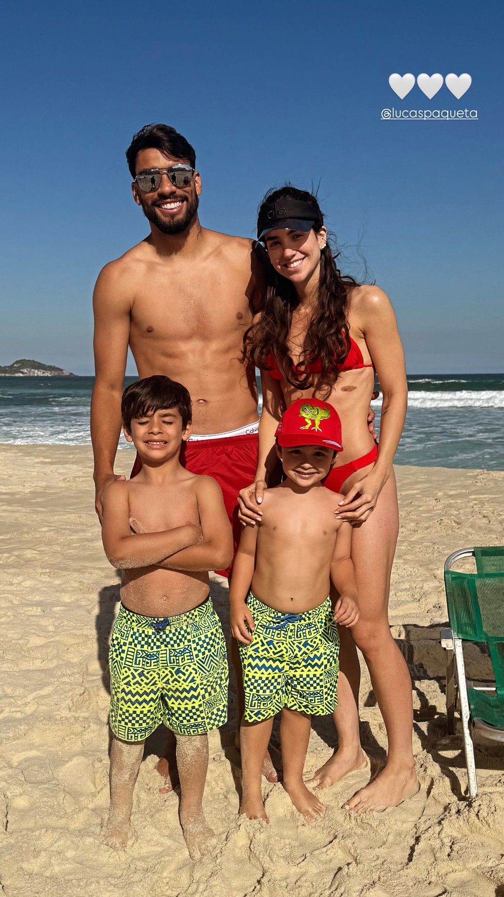 Lucas Paquetá e Duda Fournier curtem praia com os filhos, Benício e Filippo — Foto: Reprodução/Instagram