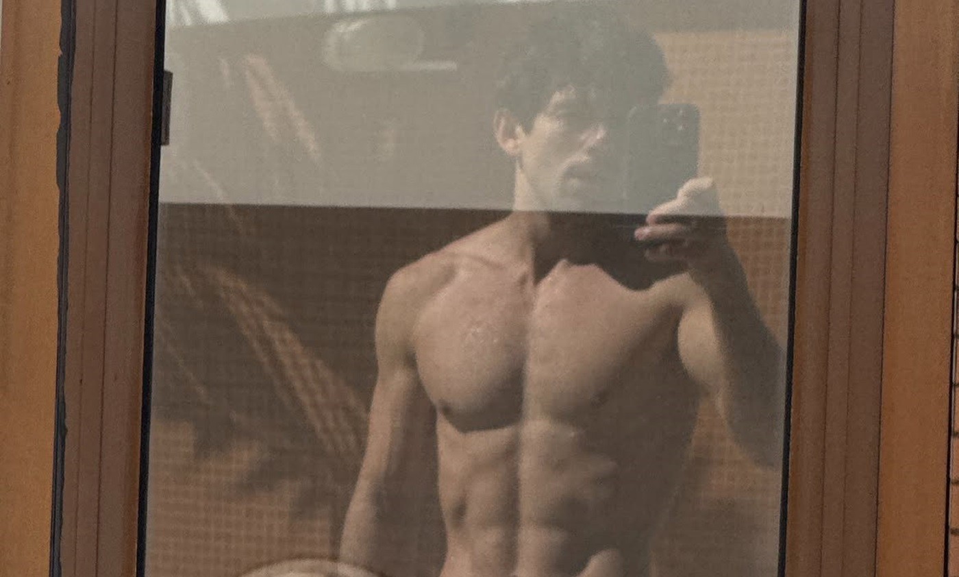 Daniel Rangel posa sem camisa e amigas de 