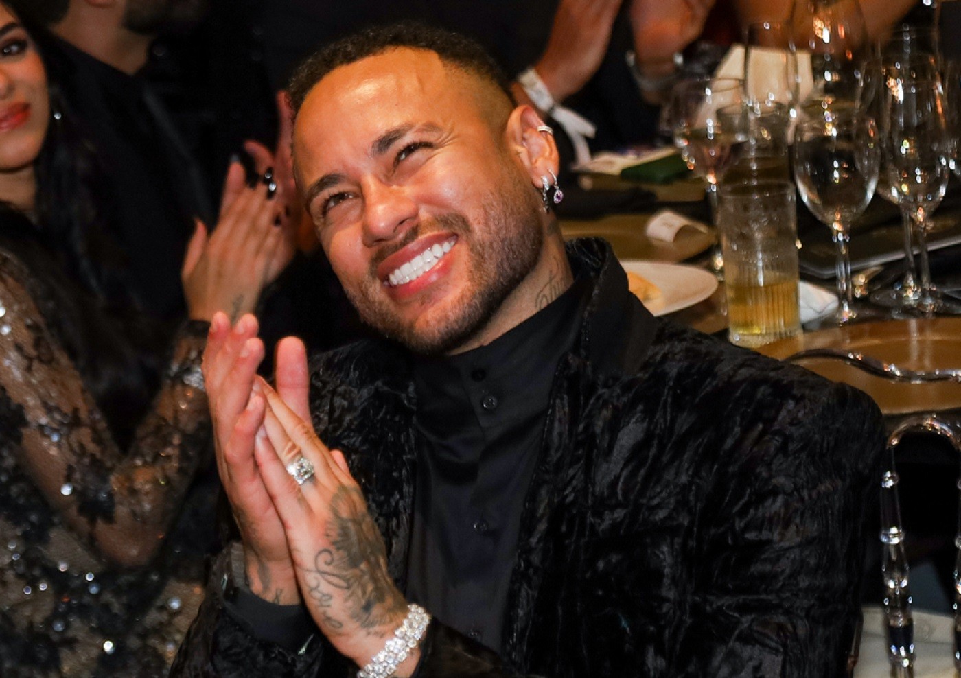 Neymar leiloa acesso VIP enquanto reforma política patina