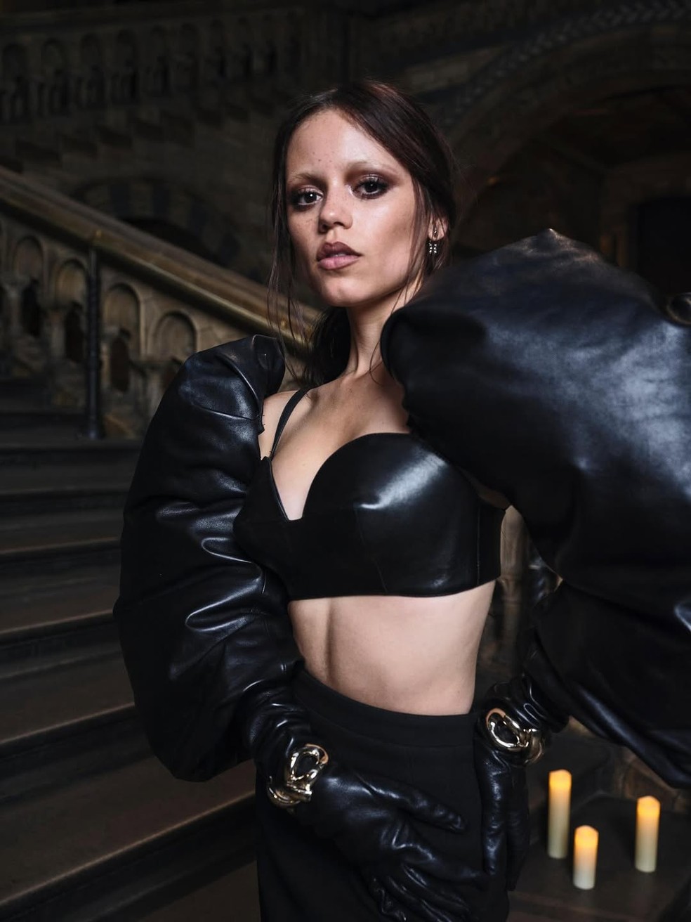 Jenna Ortega mostra ensaio fotogr&aacute;fico conceitual no Museu de Hist&oacute;ria Natural de Londres &mdash; Foto: Reprodu&ccedil;&atilde;o/ Instagram