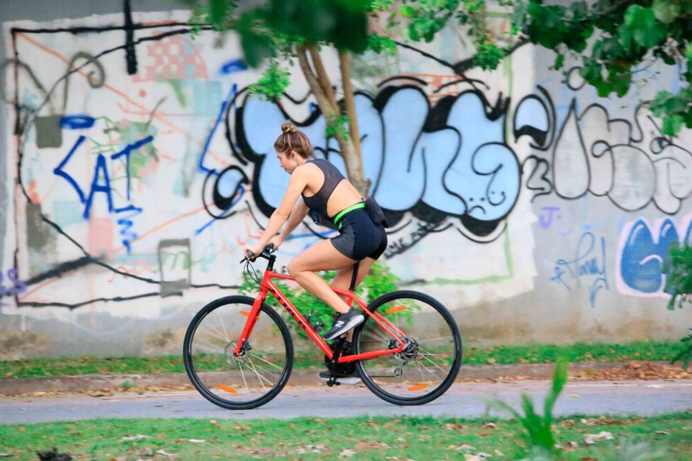 Grazi Massafera anda de bicicleta com a filha, Sofia — Foto: AgNews / JC Pereira