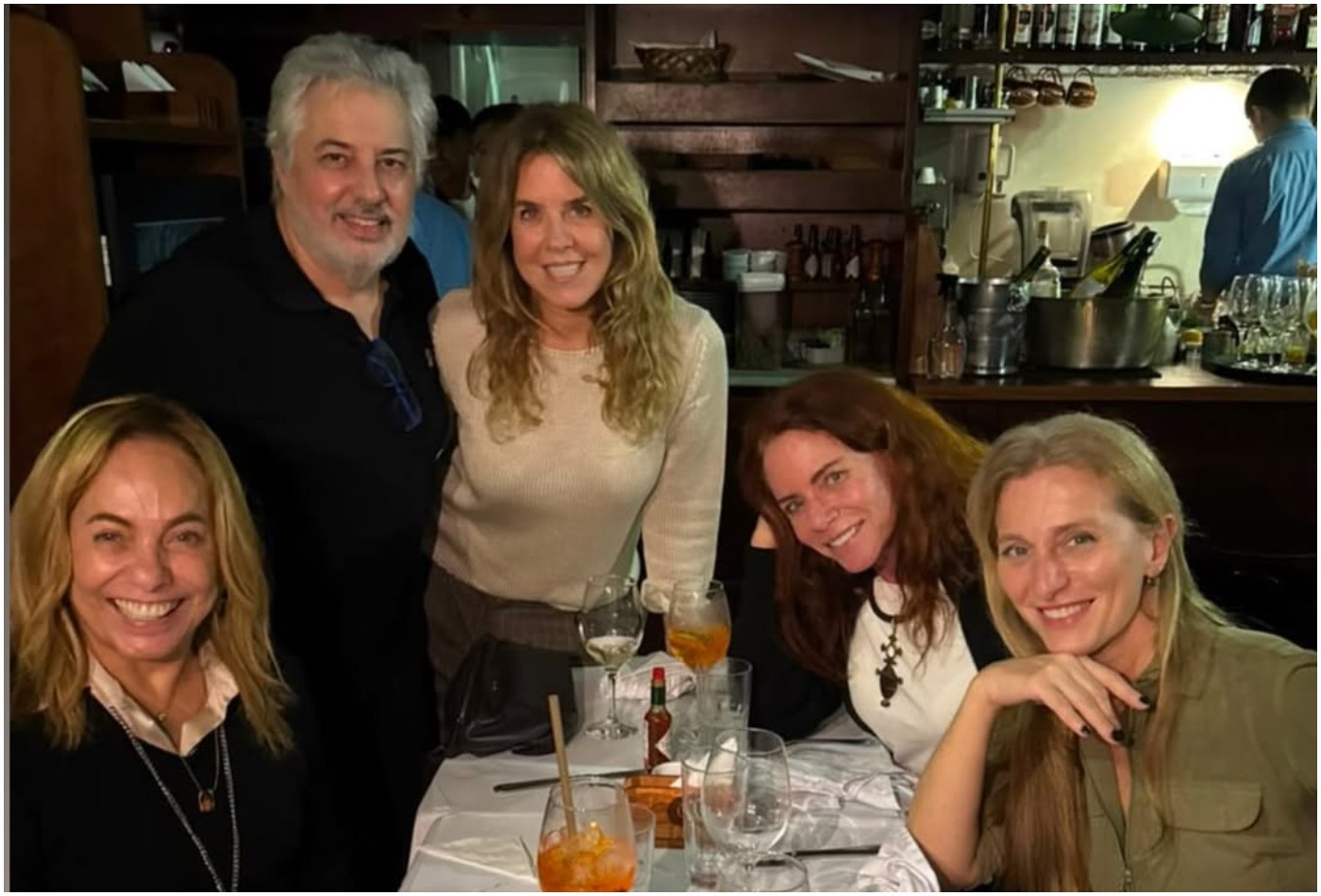 Viúvo de Rita Lee curte jantar com nova namorada, Cissa Guimarães e Leilane Neubarth - QTU Questões do Universo