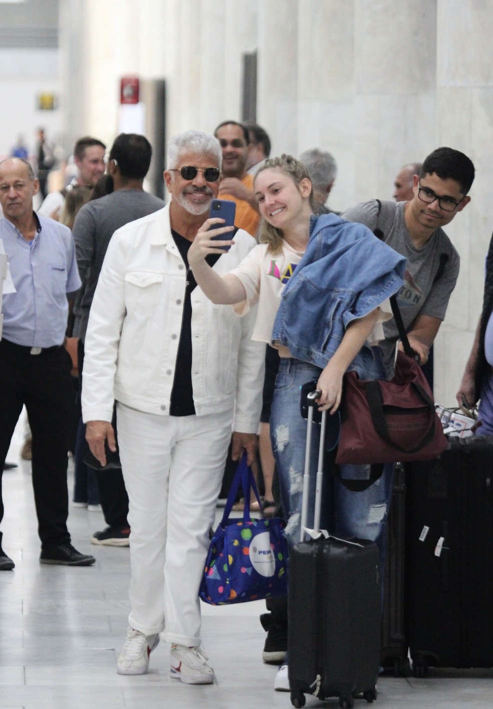 Lulu Santos desembarcou com seu marido no aeroporto — Foto: Adão/agnews