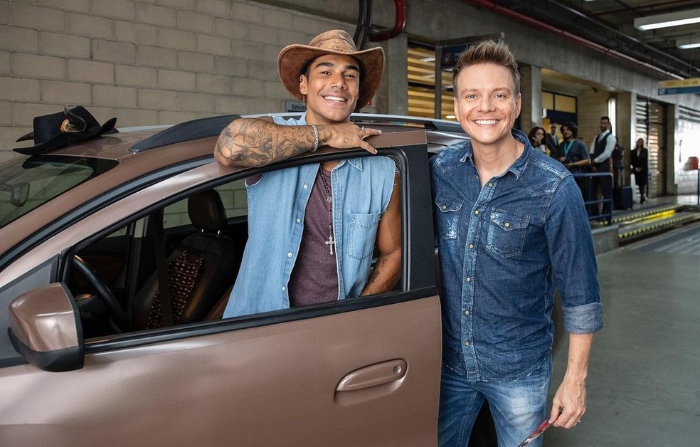 Micael Borges, caracterizado como Jefinho Sem-Vergonha, grava cenas com Michel Teló para a novela 'Fuzuê — Foto: Reprodução/Instagram