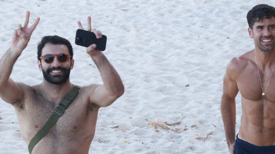 De sunga, Marcos Pitombo mostra corpo sarado em dia de praia com amigo no Rio