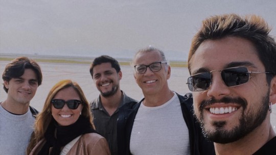 Rodrigo Simas reúne a família em dia de trabalho e posta foto rara 