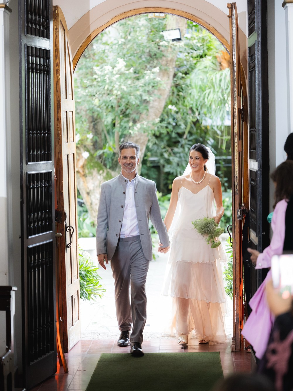 Chico Bosco e Ana Lycia sobem ao altar em casamento intimista após 10 ...