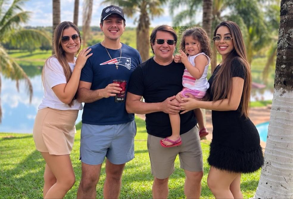 Giovani com a namorada, Flávia Correia, o filho, Marcelo Morais, a nora e a neta — Foto: Reprodução/Instagram