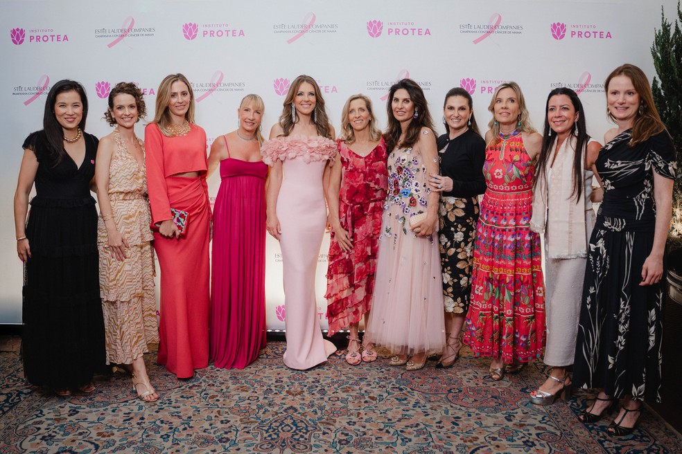 Elizabeth Hurley e Gabriella Antici (Instituto Protea) ao centro, ladeadas pelo conselho do Instituto Protea — Foto: FIRMA AVI Imagem