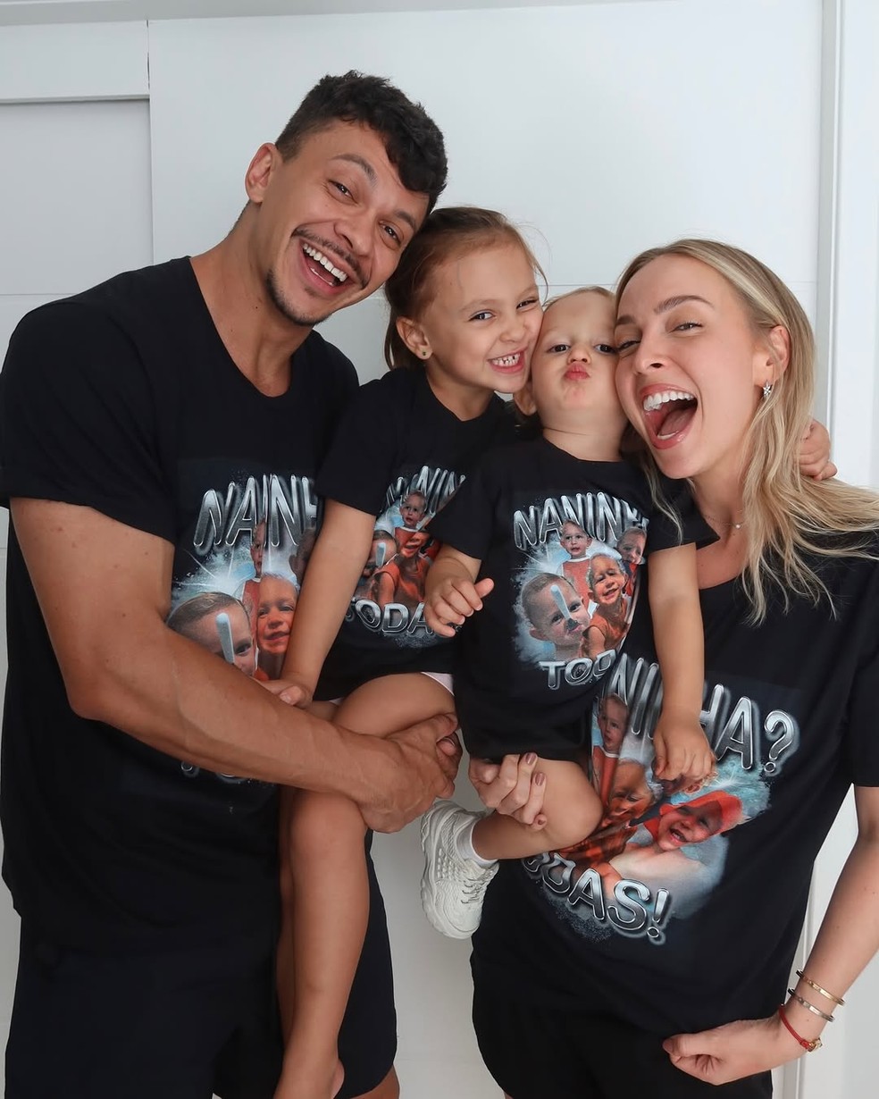 Tata Estaniecki com Julio Cocielo e os filhos, Beatriz e Caio — Foto: Reprodução/Instagram