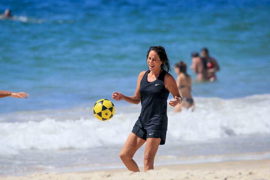 Andréa Beltrão Joga futevôlei na Praia de Copacabana