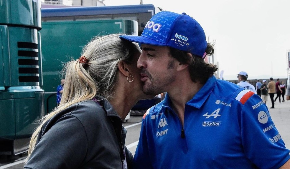 Mariana Becker e Fernando Alonso: após 'saia justa' em entrevista, jornalista recebeu pedido de desculpa do piloto — Foto: Reprodução/Instagram