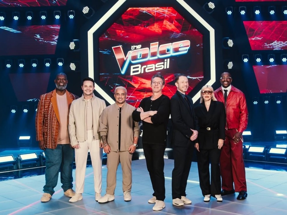 Péricles, Matheus & Kauan, Boninho, Tiago Leifert, Duda Beat e Mumuzinho no cenário do 'The Voice Brasil' no ano passado — Foto: Divulgação/SBT