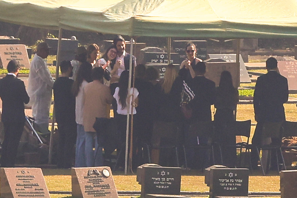 Família se despede de Silvio Santos em funeral — Foto: Brazil News