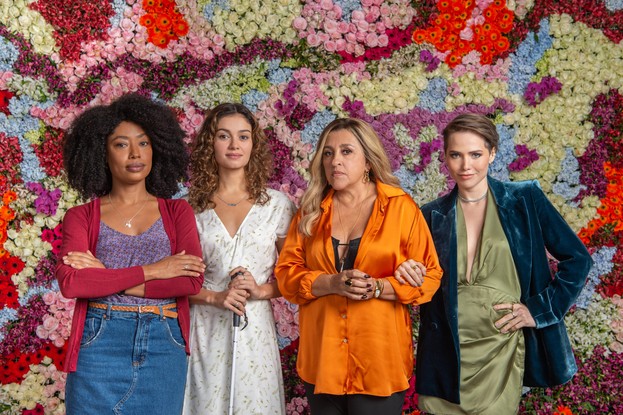Judite ( Mariana Nunes ), Maíra ( Sophie Charlote) , Zoé ( Regina Casé ) e Vanessa ( Leticia Colin ) estão na trama central de Todas as Flores