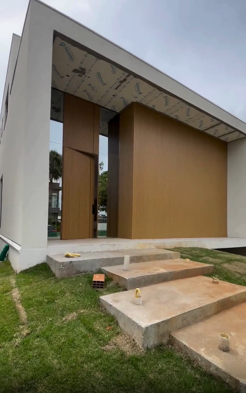 Fachada da mansão de Jonas Sulzbach e Mari Gonzalez — Foto: Reprodução/Instagram