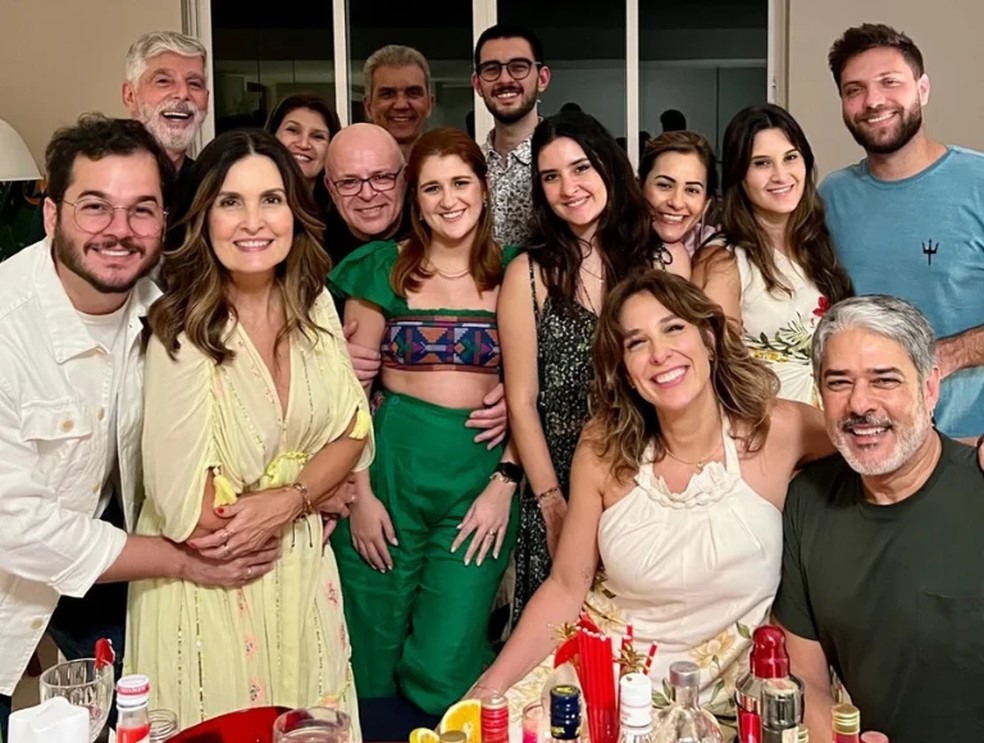 Fátima Bernardes e William Bonner com seus cônjuges, filhos e outros familiares — Foto: Reprodução/Instagram