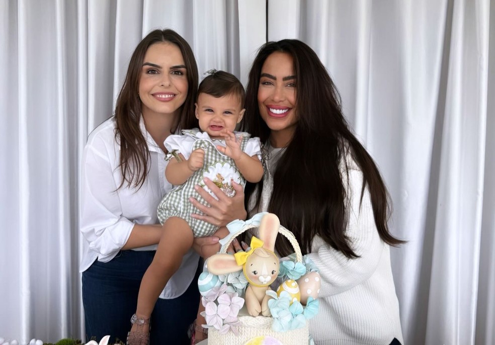 Rafaella Santos (dir), irmã de Neymar, em festa de mesversário da sobrinha Helena, filha do jogador com Amanda Kimberlly — Foto: Reprodução/Instagram