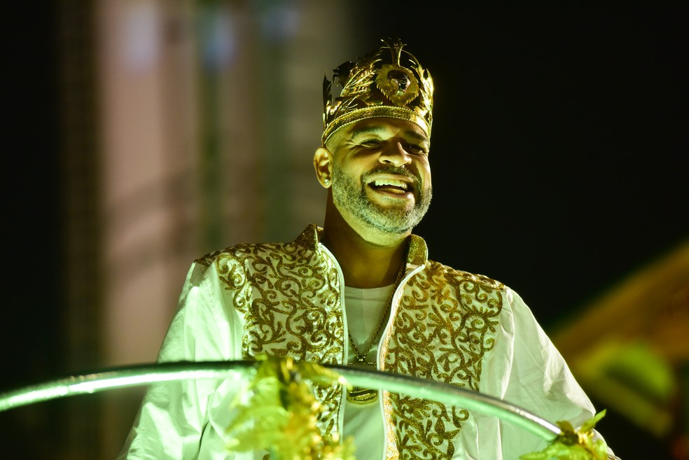 Adriano Imperador usa coroa de ouro e esmeralda de 7 quilates que vale ...