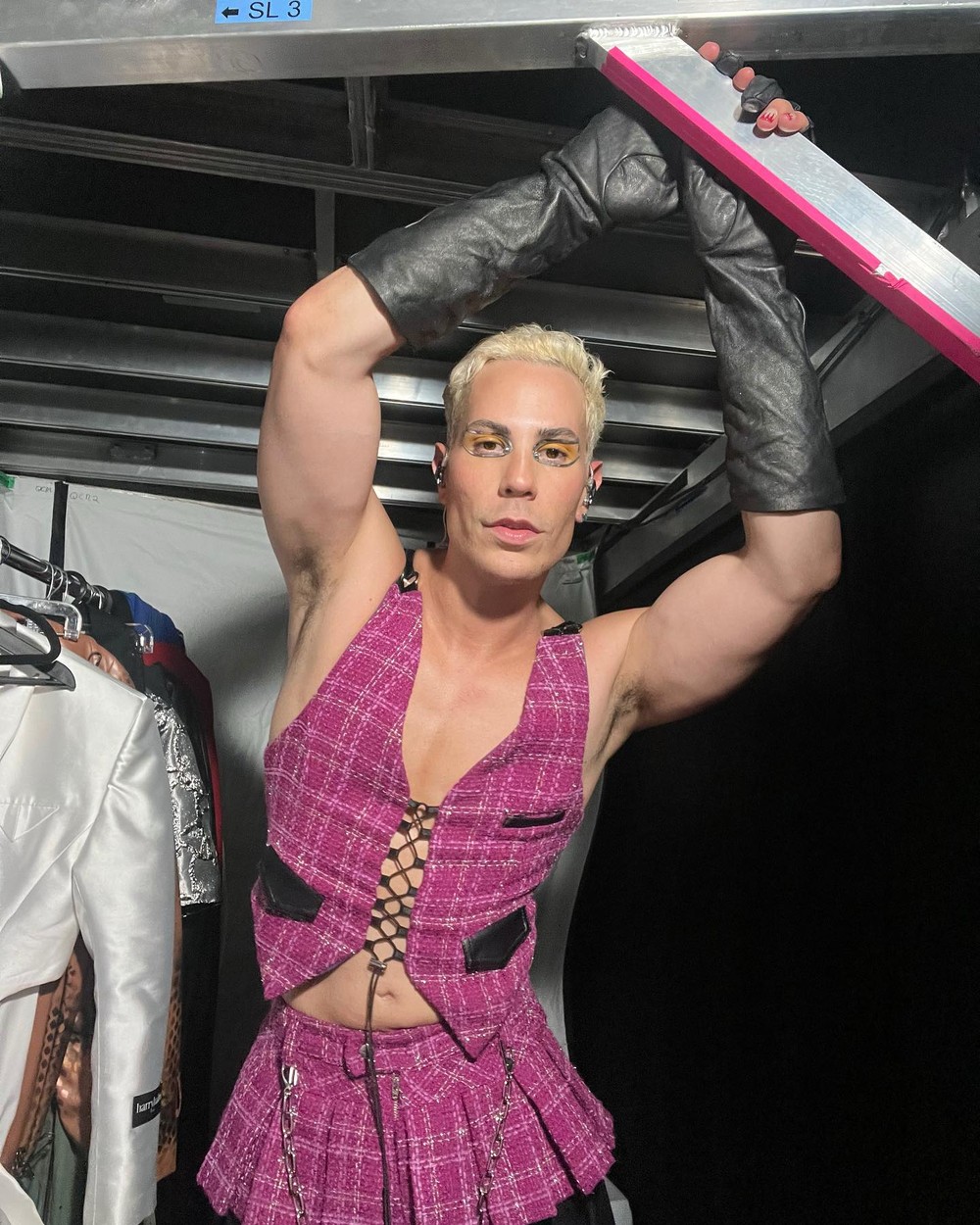 Christian Chávez faz show do RBD com vestido igual ao usado por Camila ...