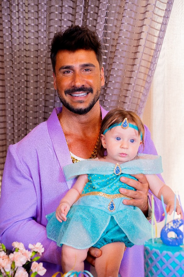 Julio Rocha e família celebram 6 meses da caçula, e web cita semelhança ...