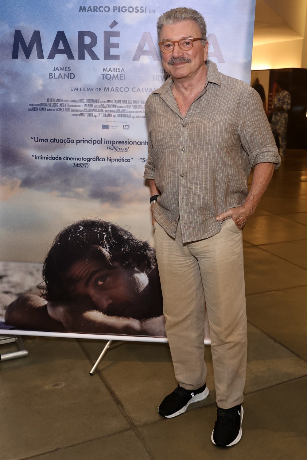 Marco Pigossi e o marido, Marco Calvani, recebem famosos em pré-estreia ...
