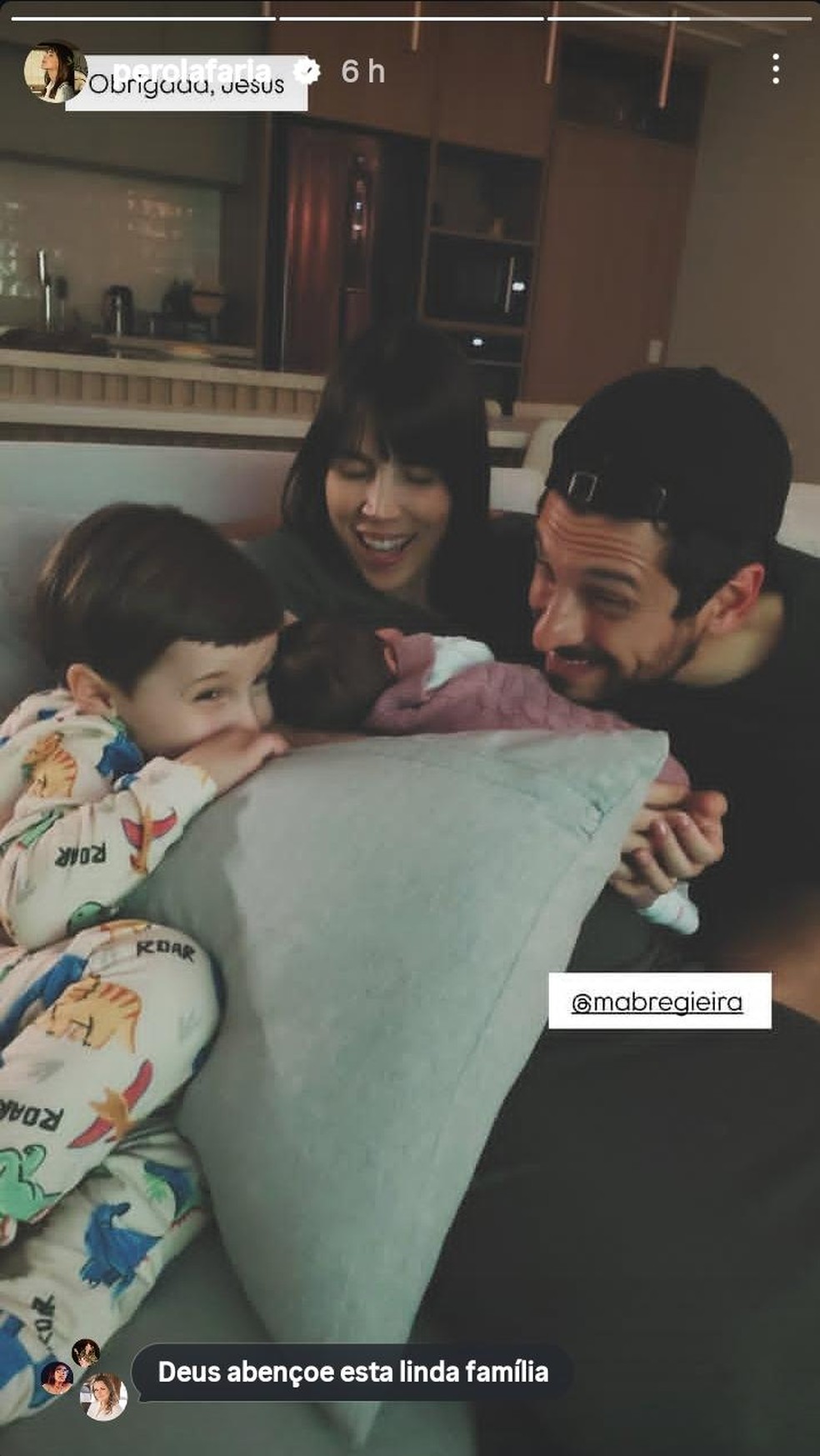 Pérola Faria e Mario Bregieira com os filhos, Joaquim e Catarina — Foto: Reprodução/Instagram