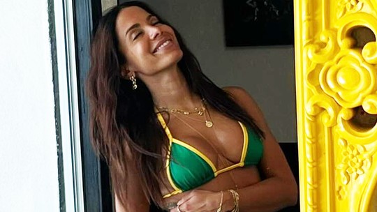 Anitta 'assalta' a geladeira em fotos de biquíni fio-dental verde e amarelo