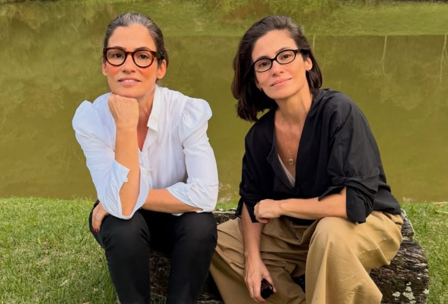 Renata Vasconcellos posa com irmã gêmea e impressiona seguidores: 'Ixi! Quem é quem?'